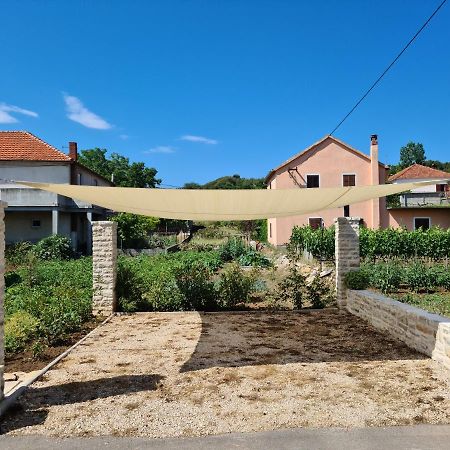 Holiday Home Lipa Nasa Neviđane Екстериор снимка