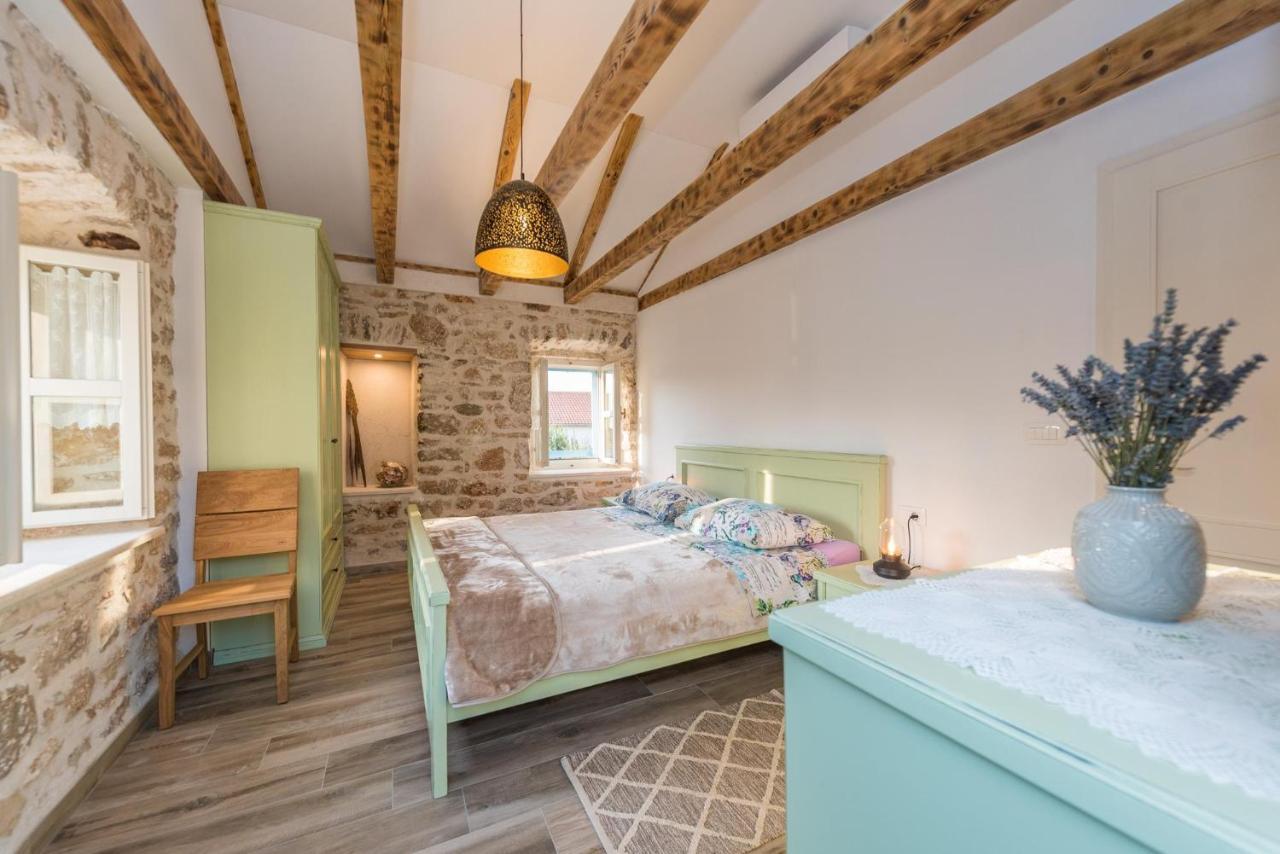 Holiday Home Lipa Nasa Neviđane Екстериор снимка