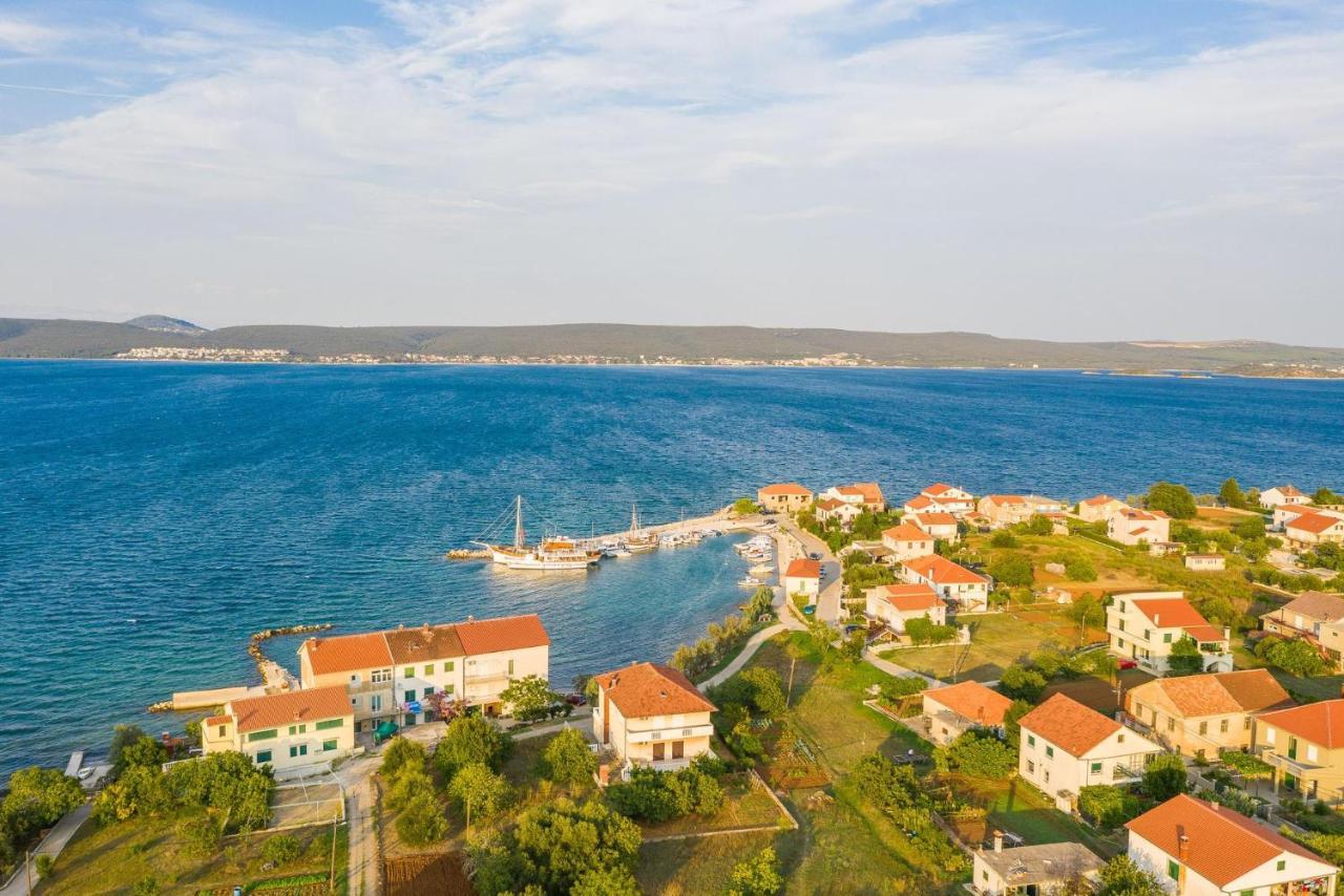 Holiday Home Lipa Nasa Neviđane Екстериор снимка