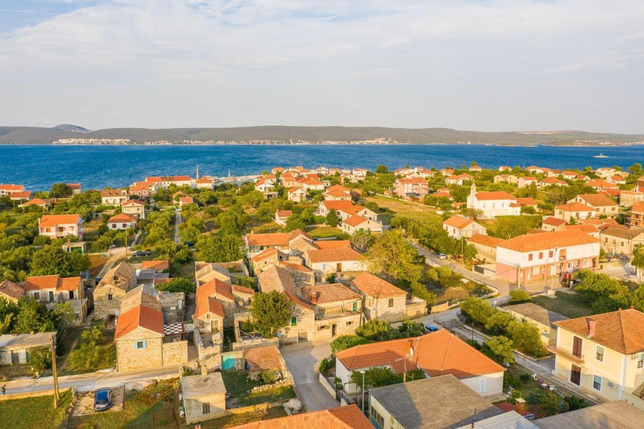 Holiday Home Lipa Nasa Neviđane Екстериор снимка